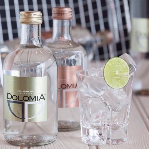 Włoska woda Dolomia Naturale, z gór, bez gazu, alkaliczna, polecana dla dzieci, szklana butelka