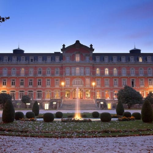 Hotel Vidago Palace 5* od ponad 100 lat gości kuracjuszy pragnących raczyć się wodą Vidago prosto ze źródła, a raczej trzech źródeł, które biją na terenie parku zdrojowego wokół hotelu.