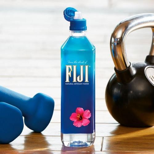 Woda Fiji 700 ml idealna na siłownię i na każdy inny trening.