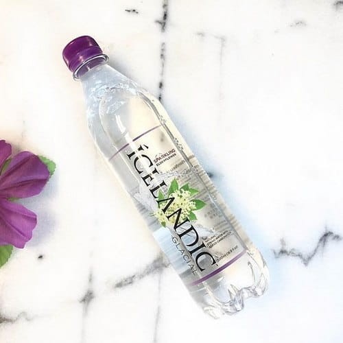 Spróbuj naturalnego orzeźwienia wody gazowanej Icelandic Glacial o smaku kwiatów bzu!