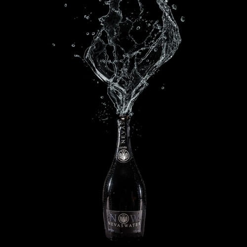 Nevas Water fenomenalnie prezentuje się w butelce w stylu inspirowanym butelką szampańską