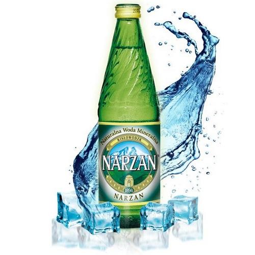 Naturalnie gazowana, rosyjska woda Narzan w szklanej butelce