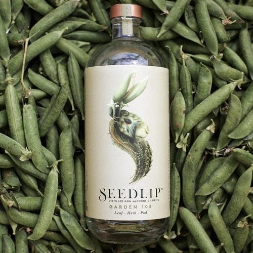 Pierwszy Seedlip Herbal Garden 108, oparty na kwiatowej mieszance grochu i siana, z tradycyjnymi destylatami ziołowymi, nawiązuje do sielskości angielskiej wsi.