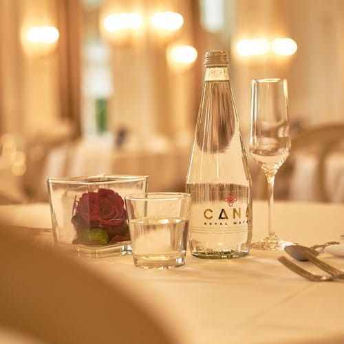 Elegancka butelka wody premium Cana Royal.