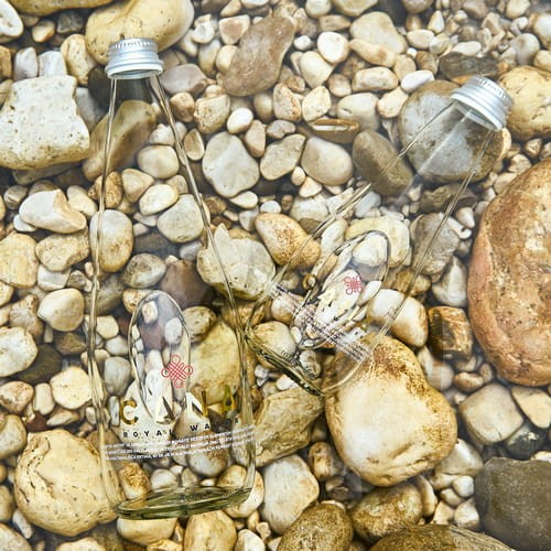 Woda Cana Royal pochodzi ze źródła artezyjskiego, w którym panuje stała temperatura 13,6 stopnia.