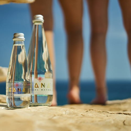 Cana Royal występuje w szklanych butelkach o pojemności 700 ml i 330 ml