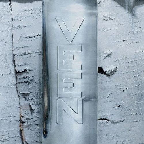 Jedna z najłagodniejszych wód źródlanych na świecie, czysta VEEN Velvet, podawana jest wyłącznie w szklanych opakowaniach w butelkach VEEN Wave.