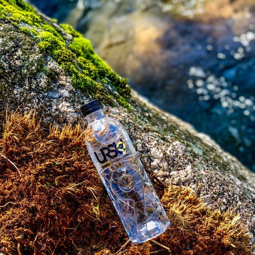 Historia mówi, że dawniej populacje niedźwiedzi regularnie podróżowały do tego źródła, aby pić z jego krystalicznie czystej wody. Stąd nazwa wody URSU9. Niedźwiedź.