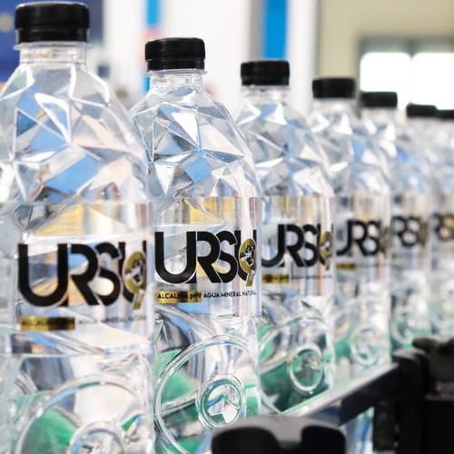 W zgrzewce znajduje się 6 eleganckich, plastikowych butelek wody URSU9 o pojemności 1500 ml.