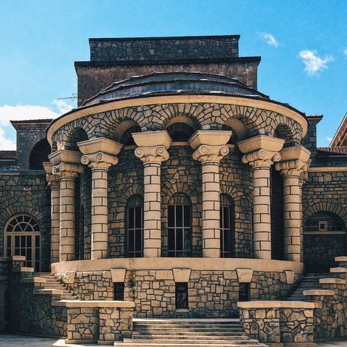 Dziś możemy cieszyć się smakiem i prozdrowotnymi właściwościami wody Essentuki nr 4 w naszych domach.