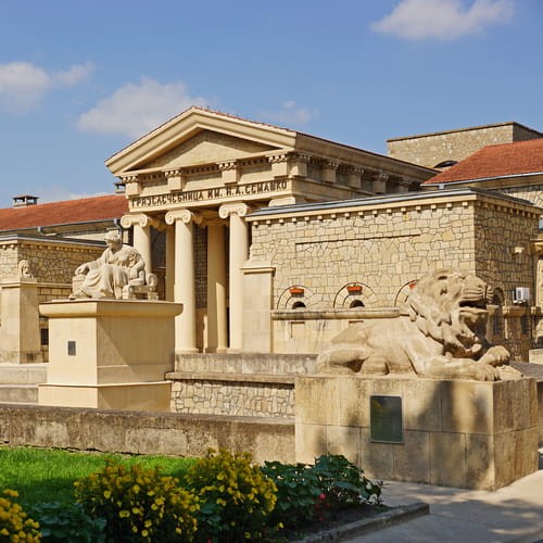 Woda Essentuki nr 4 pochodzi z jednego z ponad 20 źródeł wody zasilających uzdrowisko Yessentuki u podnóża Kaukazu