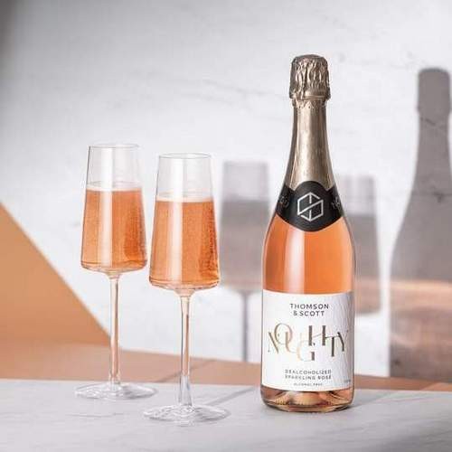 Noughty - Organic Sparkling Rosé: w pięknym kolorze, klasyczne Rosé o zapachu świeżo zebranych jagód.