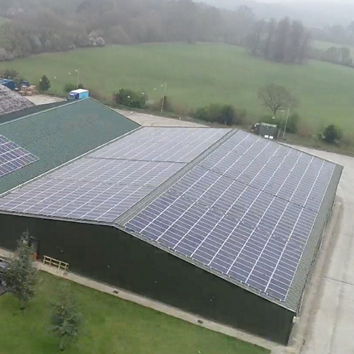 Marka Hildon słynie z dbałości o środowisko naturalne. 30% energii wykorzystywanej do produkcji butelek wody pochodzi z paneli fotowoltaicznych zainstalowanych na dachu zakładu produkcyjnego.