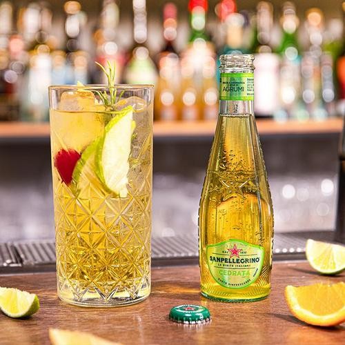 Koktajl Sanpellegrino Bitter Cobbler to odpowiedni aperitif, zaprojektowany w taki sposób, aby zwiększyć świeżość zapachu cytrusów Cedrata Sanpellegrino, napój, który wyróżnia się jasnym kolorem i intensywnością aromatycznych nut.