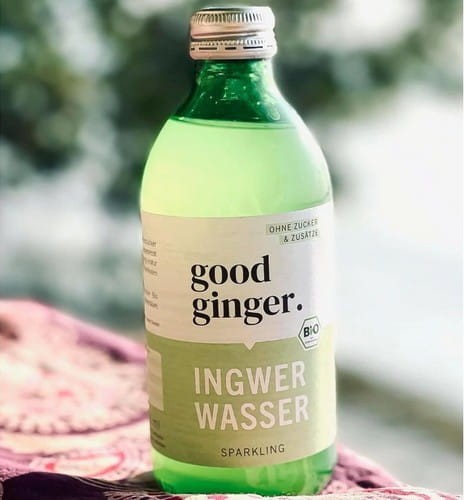 Ekologiczna woda imbirowa gazowana z cytryną, wolna od cukru i dodatków oraz naturalnie wegańska.