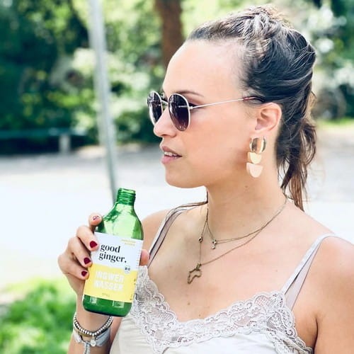 Ekologiczna woda imbirowa gazowana z cytryną, wolna od cukru i dodatków oraz naturalnie wegańska.