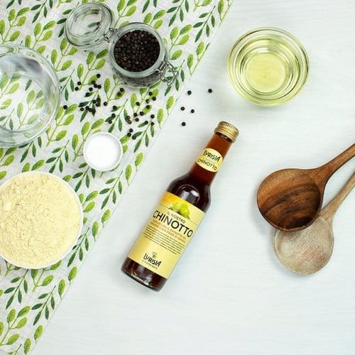Lurisia Chinotto bogata jest w aromaty ziół, przypraw, gorzkiego karmelu i owoców cytrusowych rosnących na terenach zachodniej części Riwiery Ligurii.