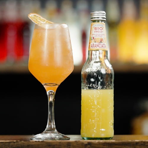 Galvanina Aranciata świetnie komponuje się jako składnik drinków oraz koktajli