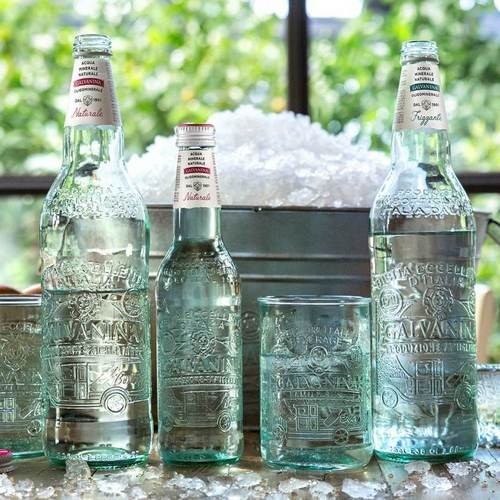 Linia wód mineralnych Galvanina Century jest niepowtarzalna dzięki unikalnej, rzeźbionej szklanej butelce