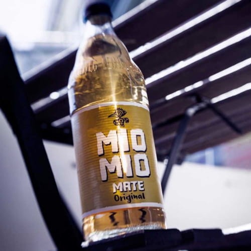 Delikatne połączenie wody mineralnej wraz z liśćmi yerba mate.