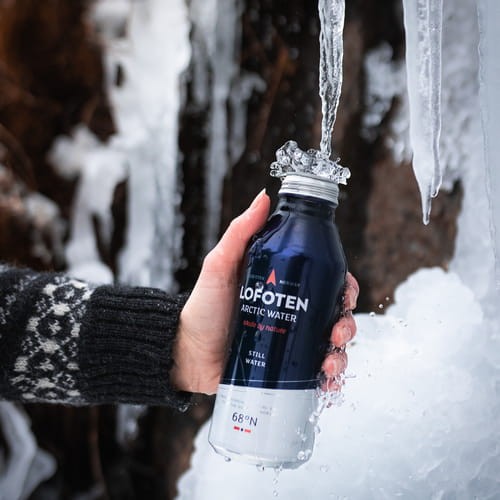 Aluminiową butelkę możemy łatwo zabrać ze sobą, a potem wielokrotnie ponownie napełniać.