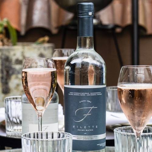 Jest doskonałym dodatkiem do najlepszych win i najbardziej wykwintnych potraw.