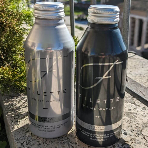 Piękna i poręczna aluminiowa butelka.