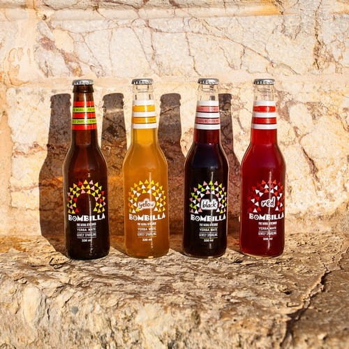 Bombilla to ukryta w szklanej butelce yerba mate, wzbogacona owocową słodyczą i orzeźwiającymi bąbelkami. Naturalna, pełna radości i energii.