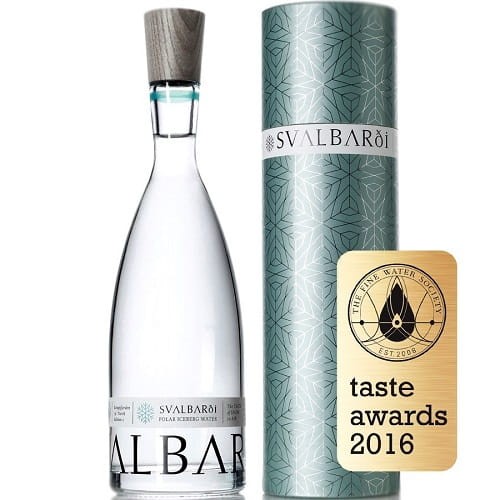 Szklana butelka wody Svalbardi o pojemności 750ml  i eleganckie opakowanie