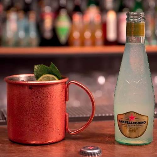 San Pellegrino Ginger Beer to elegancki napój imbirowy z delikatną nutą przypraw. Od razu wyczuwalne są pikantne nuty świeżego imbiru, świadczące o wyrazistej osobowości oraz jego smak jest mocny i lekko pikantny, ale nie nachalny.