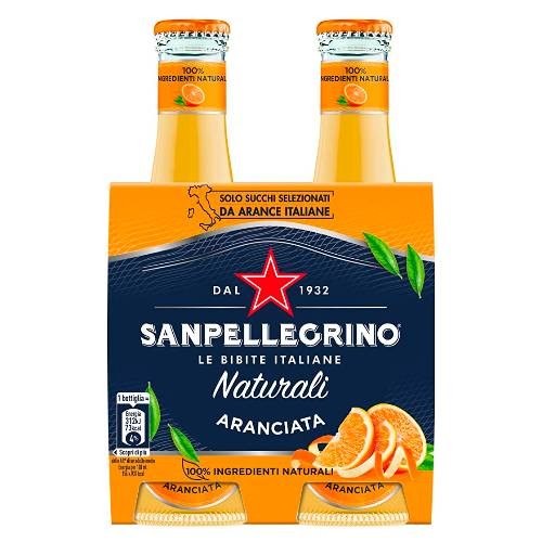 W paczce znajdują się 4 butelki, a w zgrzewce jest 6 czteropaków napoju San Pellegrino Aranciata