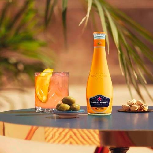 Napój Aranciata zawierająca 20% soku z dojrzewających na południowych Włoch pomarańczy to idealna równowaga między słodkością a gorzkawą nutą tego owocu