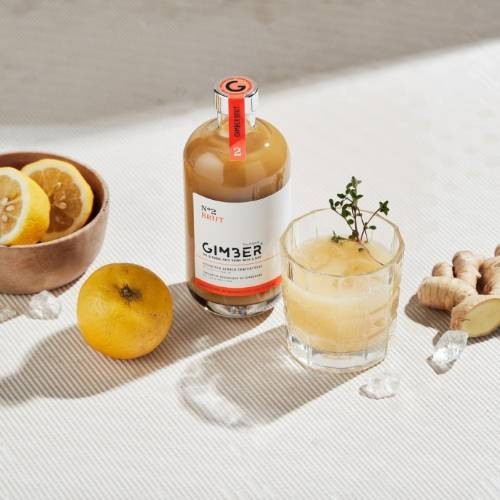 Wszechstronny organiczny napój z wysokiej jakości imbiru, cytryny, yuzu, ziół i przypraw, takich jak tymianek cytrynowy który sprawi, że Twoje kubki smakowe zwariują ze szczęścia.