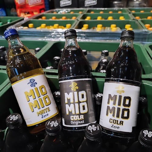 Mio Mio Cola Zero oferuje smak coli bez dodatku cukru, wykorzystując energetyzującą moc liści yerba mate oraz ekstrakt z orzechów koli.