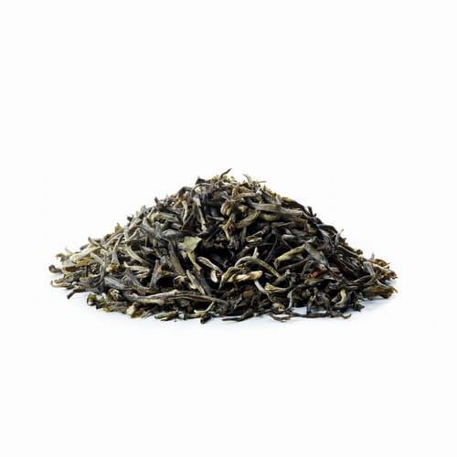 Wiosną do tej białej herbaty „White Downy” z prowincji Fujian starannie zbierane są tylko pąki i świeże, młode pędy.