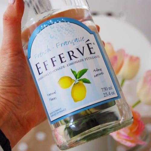 Idealna dla całej rodziny, ta musująca lemoniada ucieleśnia esencję lata, zapewniając rześki i orzeźwiający smak, który z pewnością rozjaśni każdą okazję.