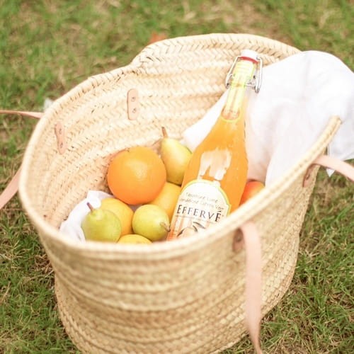 Efferve Orangeade, francuska lemoniada starannie przygotowana we Francji, jest ucieleśnieniem tradycji dzięki żywej mieszance naturalnych smaków i aromatów pomarańczy.