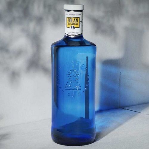 Solan de Cabras świetnie prezentuje się w stylowej niebieskiej szklanej butelce