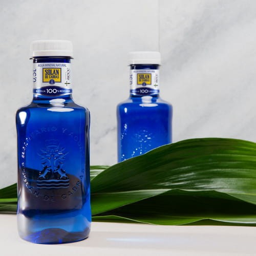 Solan de Cabras świetnie prezentuje się w stylowej niebieskiej szklanej butelce