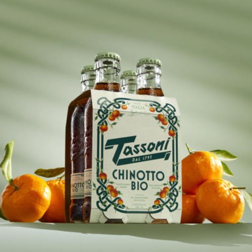 Chinotto Tassoni to napój wytwarzany z sycylijskiego chinotti, uprawianego na zboczach Etny, w prowincji Katania.