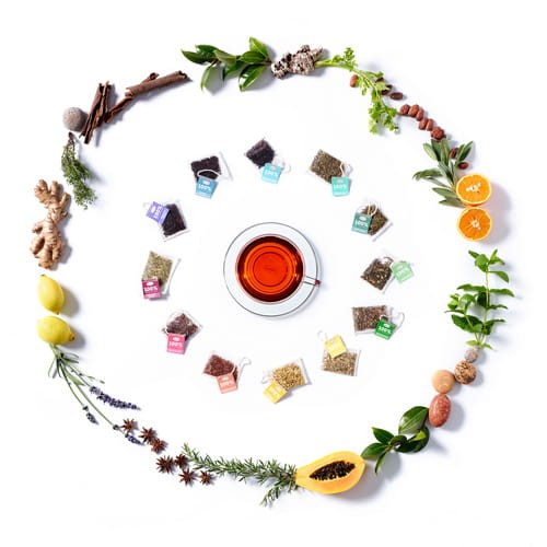 Produkcja herbat opiera się na połączeniu tradycji z modnymi kompozycjami herbat, które zawierają najlepsze składniki, z poczuciem odpowiedzialności za nasz ekosystem.