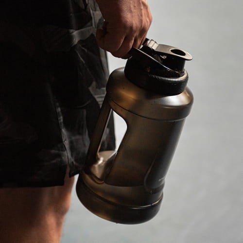 Dzięki dwulitrowemu bidonowi Smartshake Ultimate Jug nie musisz już biegać tam i z powrotem, aby napełnić butelkę przez cały dzień.