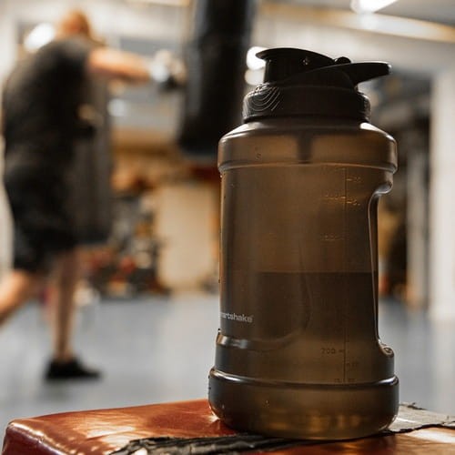 Podnieś poziom nawadniania dzięki Ultimate Jug. Ponieważ podczas treningu liczy się każdy szczegół.