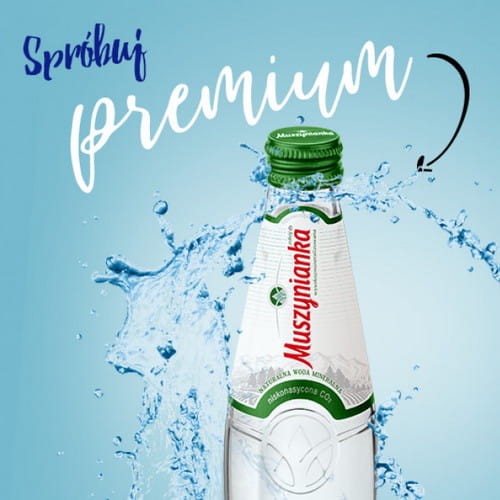 Butelka szklana wody Muszynianka w otoczeniu wody