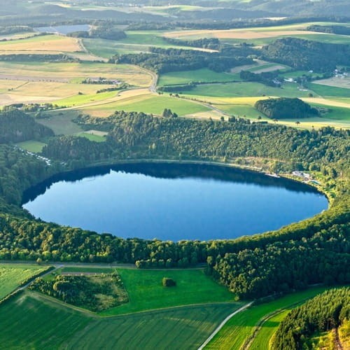 Źródło naturalnej wody mineralnej Gerolsteiner bije w regionie Volcanic Eifel w górach Eifel na zachodzie Niemiec.