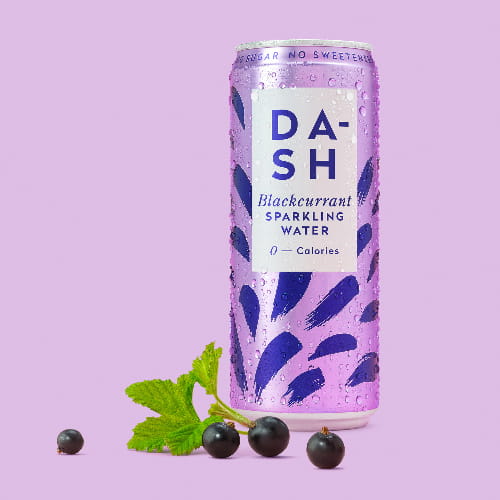 Woda gazowana o smaku czarnej porzeczki jest pełna owocowego smaku, który sprawi, że poczujesz się bajecznie odświeżony.