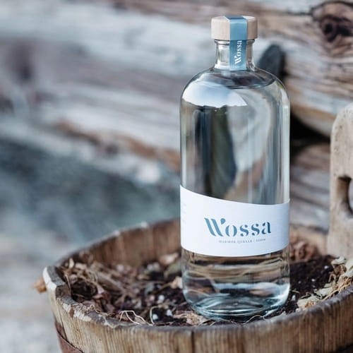 Woda Wossa pochodzi z marmurowego źródła w Austrii. Jest idealnie świeża i miękka.