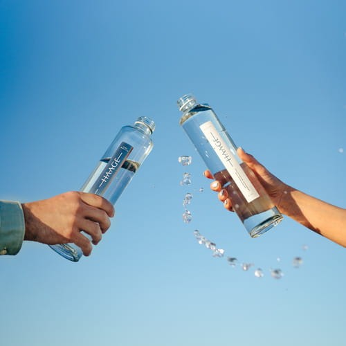 Naturalna woda mineralna Haage wydobywana jest z odwiertu o głębokości 210 m na południu Estonii i butelkowana bezpośrednio u źródła.