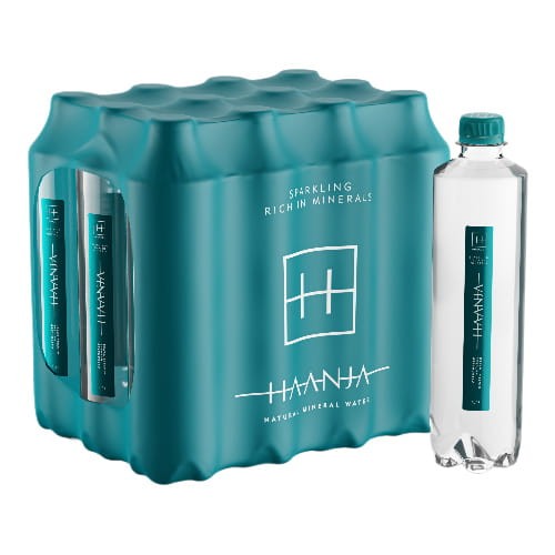 W zestawie znajduje się 12 plastikowych butelek wody Haanja 500 ml.