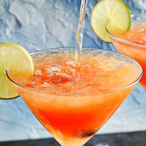 Napój o miękkim smaku mandarynki z nutą limonki świetnie sprawdzi się jako dodatek to koktaili.